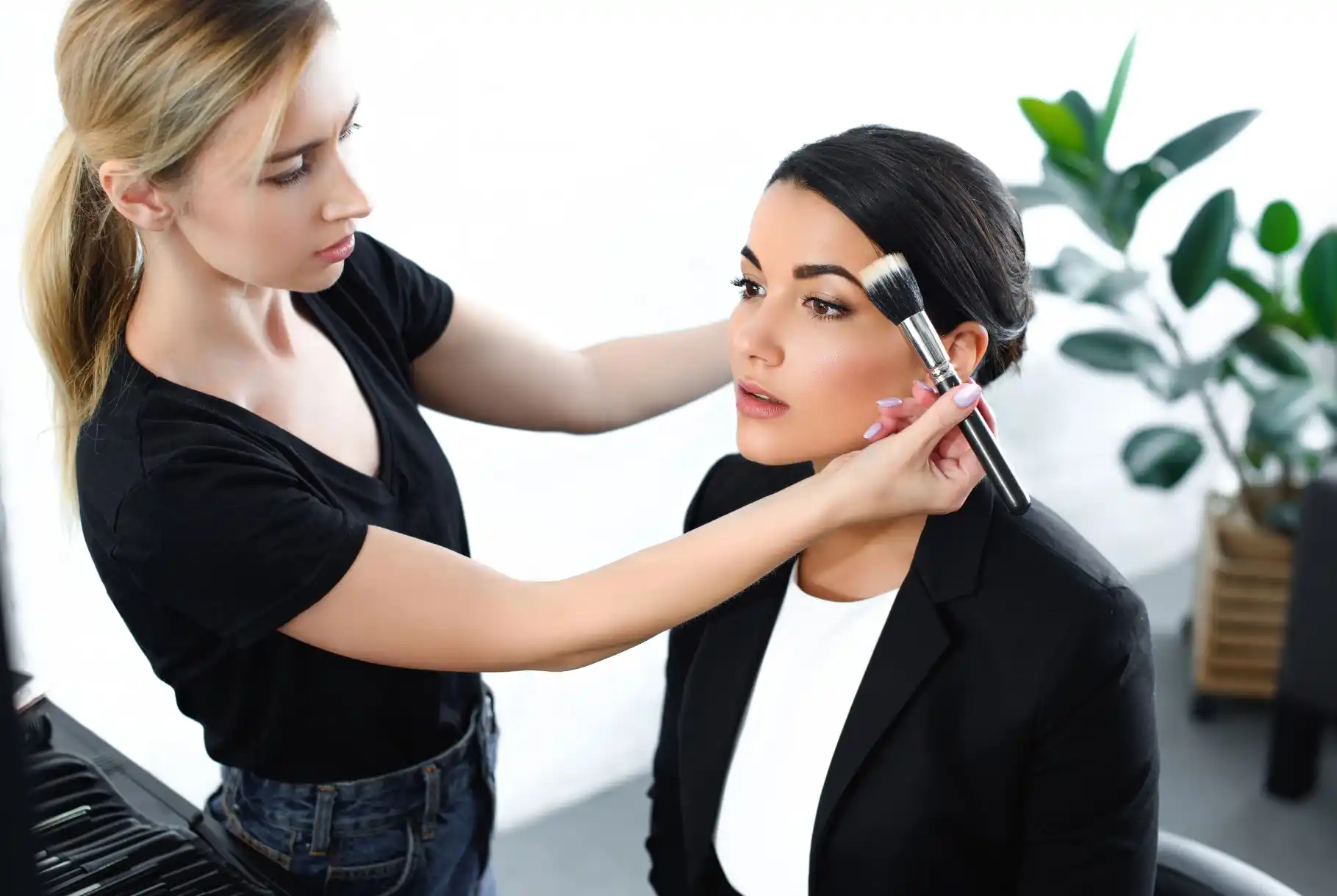 Estudiante practicando técnicas de maquillaje profesional en el diplomado