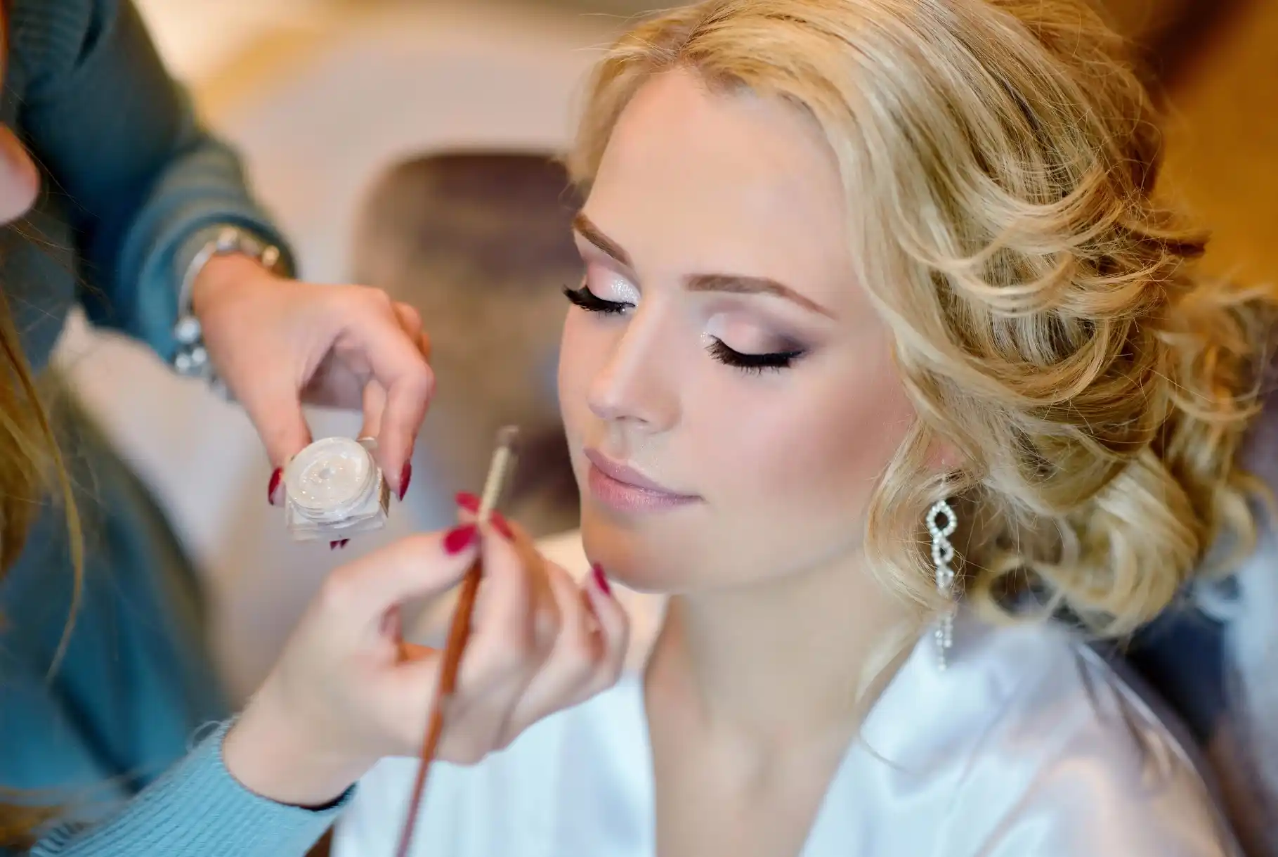 Modelo con maquillaje profesional para novias y quinceañeras