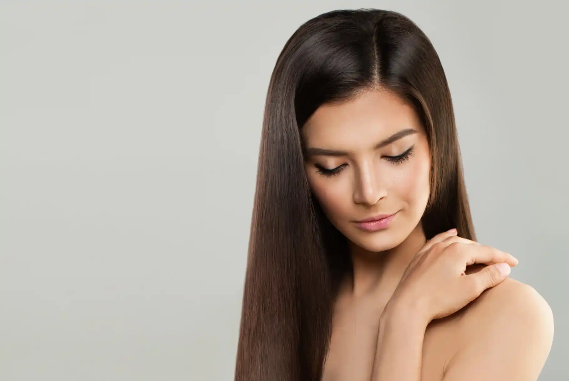 Mujer recibiendo cepillado profesional en peluquería