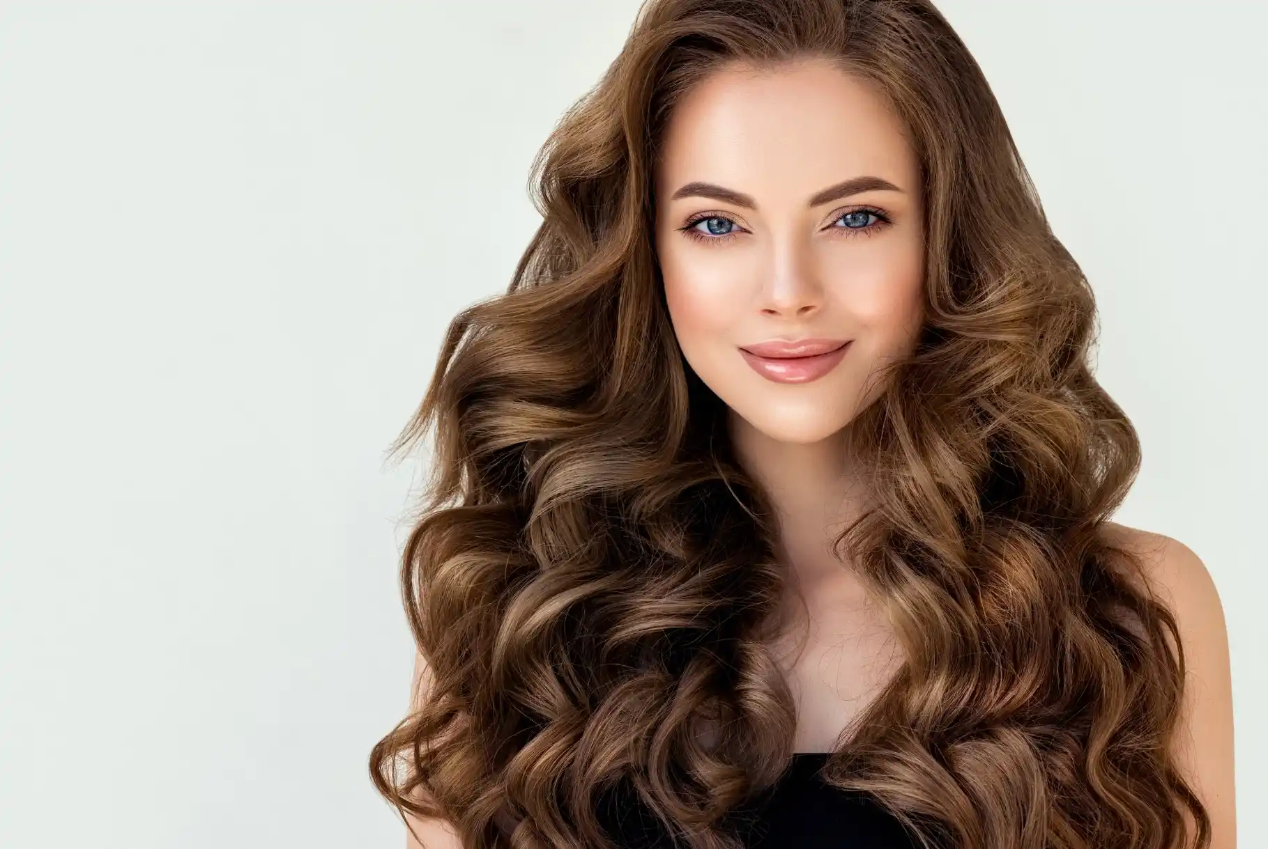 Mujer con ondas profesionales en el cabello